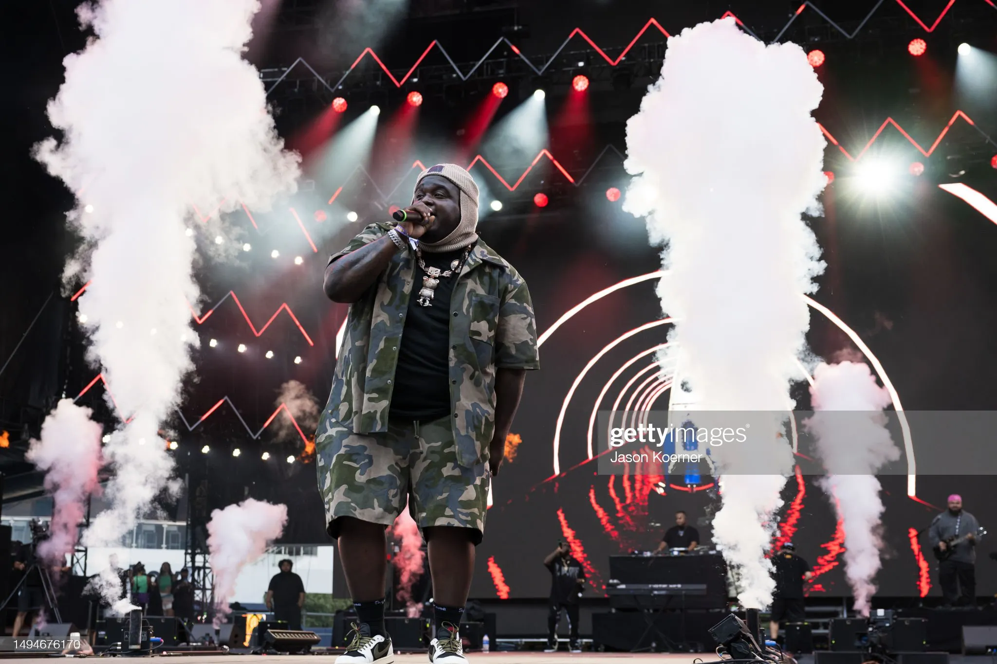 Otro Trago visuals on the LED wall, Sech live in Miami